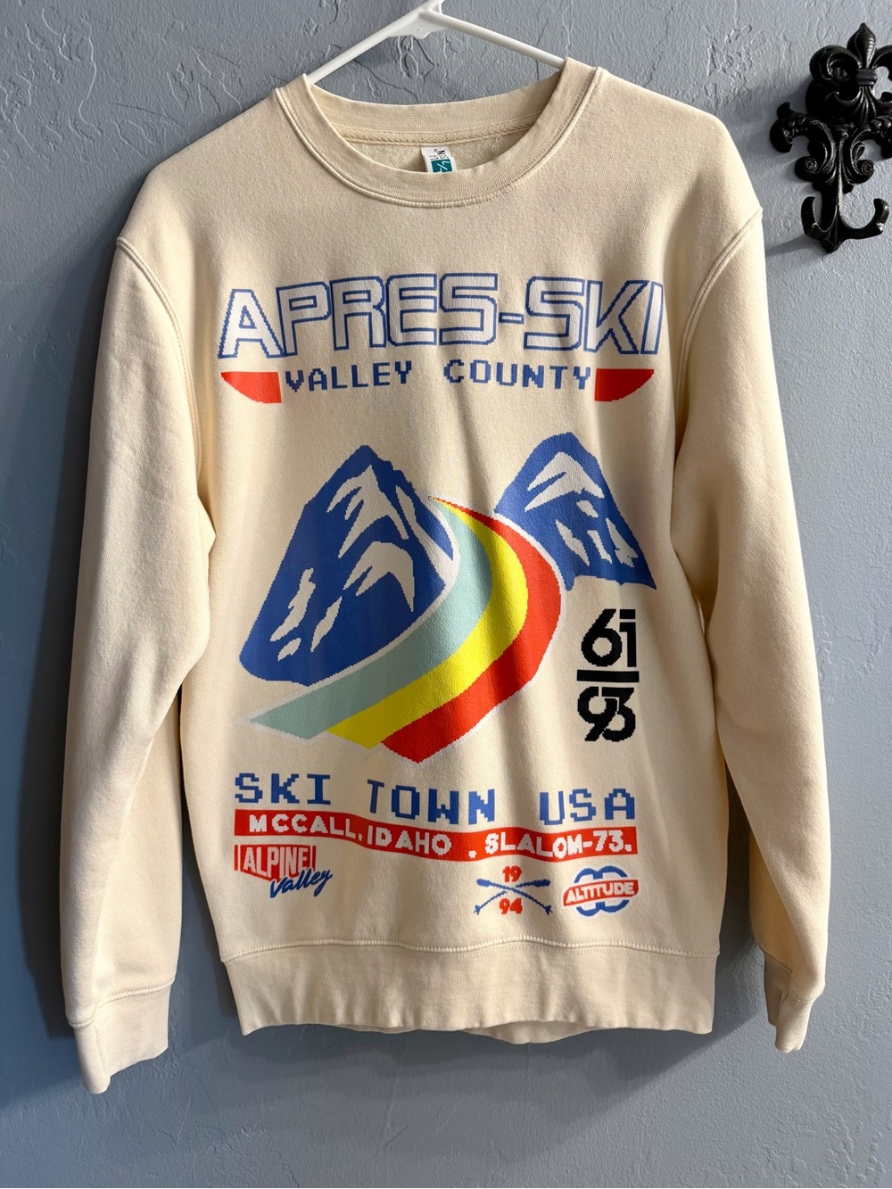Retro Aprés-Ski Valley County Cream Graphic Sweatshirt